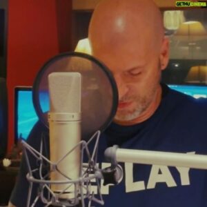 Akhenaton Instagram - "FREE AT LAST" Meryem Saci / Akhenaton 

Je voulais vivre libre sans qu’on me dise où je dois me coucher
Ils louchaient déjà sur ma paye avant que je l’ai touchée
Guérilla pour les Khalis au son de sombres violons
Symphonies du bitume, violent, tuerie de colombes

La vie ce n’est pas la V.R ou la mytho en vidéo
Je ne meurs pas pour un drapeau je meurs pour mes idéaux
Liberté pas le goulot même quand la tête est sous l’eau
Ma conscience est propre, tourne le dos, au sale boulot

Tire dans son abdomen, prolonge sa douleur
Voilà ce qu’on nous raconte…/...

#iam #hiphop50 #hiphop #soulmusic