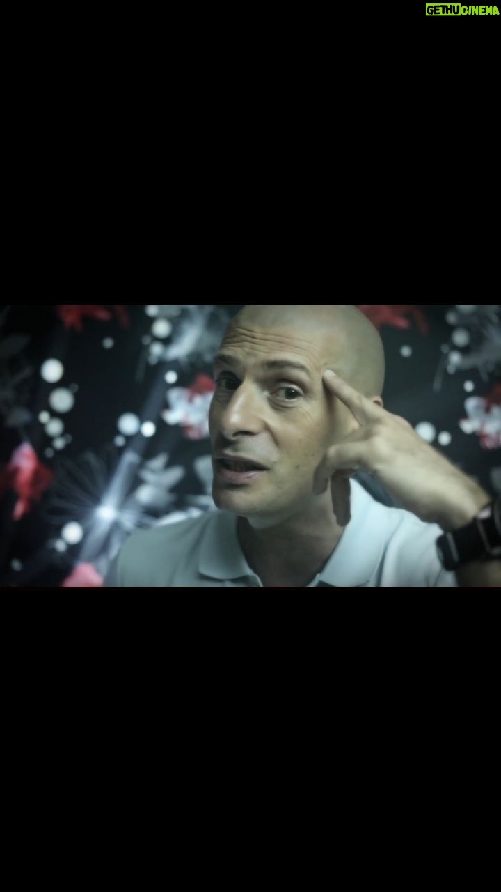 Akhenaton - 3.5K Likes - « ME LABEL »
LP disponible chez be-shop.fr et quelques disquaires indépendants et en numérique sur les plateformes de streaming.
Aujourd'hui marque le lancement officiel de "Me Label" avec 24 titres datant de 2011 et 2012. Ces morceaux, initialement produits pour notre plateforme du même nom, sont maintenant réunis dans un quadruple LP.
Le titre « Ne Blâme pas les planètes » a été produit en 2012 et remixé pour le LP, à l’époque nous avions tourné une vidéo réalisée par Dada (Cosca Cook avec Bouga), jusqu'à aujourd’hui, elle était restée soigneusement cachée dans nos archives. Nous sommes extrêmement heureux de la partager avec vous aujourd'hui, en célébration des 50 ans du Hip Hop.
C'est une célébration de la musique, du passé et de l'esprit du Hip Hop.
« Ne blâme pas les planètes »
Akhenaton By Shingo Suzuki
Choeurs : Saïd, Shurik’n & Aisha
Dj Daz
Vidéo réalisée by Dada
…/…
Curriculum atypique, le décor n’a pas changé
Marseille, l’hiver à la casa, été de merde
Stan Smith classique, on fait dans la valeur sure
On chie dans leur pastis, en plus on kiffe pas leur suc
On sait qu’ils ne nous aiment pas alors on leur rend bien
On prend ce qu’ils ont foiré et on le refait en bien
Si la cause est perdue, l’issue paraît indécise
Mais qu’est-ce que je pourrais bien dire d’une guerre opposant les pires imbéciles
Je ne veux pas bader le passé
Je l’ai déjà dit, briller c’est bien savoir s’effacer
Ceux qui savent, te diront là où me trouver
La haine grandissante des hommes m’a éprouvé
Dire que les temps deviennent plus durs
C’est se mettre un voile opaque sur les yeux, on sait bien
À l’horizon, non rien n’a penché
À part le cœur des hommes, non rien n’a changé
Accuser des mots le futur
Devant le miroir, non ce n’est pas sérieux, on sait bien
Regarde autour là sur le planché
À part le cœur des hommes, non rien n’a changé
#hiphop #hiphop50 #MeLabel #RetourVersLePassé #HipHopHistory #iam
Lien youtube : https://youtu.be/DttnP6WsNUc