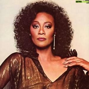 Akhenaton Instagram - Dieu ait ton âme Marlena.. Je me souviens de ce jour à New-York, on était ensemble en studio et Curtis Mayfield que j avais invité sur l album et qui avait joué 6 ans avec toi a Las Vegas disparaissait ce jour là. On avait appris la triste nouvelle sur les écrans silencieux du studio, et tu t étais mise à pleurer… Au revoir à une artiste formidable et une personne extraordinaire. 🥲🖤🕊️