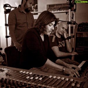 Akhenaton Instagram - 10 ans....⏳
A la Cosca, dans le studio d'Akhenaton à Marseille, on travaillait avec Chill sur son album solo "Je suis en Vie", qui allait recevoir une Victoire de la Musique, en 2015 (catégorie album de musique urbaine) ✨
Très heureux d'avoir pu co-réaliser cet album avec Akhenaton 🙏🏼✨🇯🇵💯
Ici, en train de créer la base du morceau "Souris Encore", un morceau poignant qu'il dediera à sa fille, morceau composé avec Faf 🎶🎧🙏🏼

#studio #jesuisenvie #akhenaton #creation #hiphop #album #lacosca #composition #collaboration