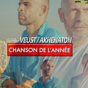 Akhenaton Instagram - « CHANSON DE L’ANNÉE » AKH X VEUST
By Akhenaton

Si tu crois que je suis là pour faire la course
Tu te mets le doigt dans l’œil, sérieux, vraiment
Je ne vais pas écrire la chanson de l’année, ça c’est certain
Et tu sais quoi, il vaut mieux expliquer clairement

Mon Dieu, c’est dur de faire la paix quand on ne connait pas la peur
Ces mômes sont des shooter, et non, ils ne seront pas rappeurs
Viens danser avec moi, une dernière bossa sous les étoiles
Et ce ciel de mai, l’important c’est d’aimer, plus jeune

Je n’avais pas les codes, de plus je n’aimais pas l’école
J’ai tout appris de la rue et de la nuit, brutale méthode
Je suis le fruit d’un temps, d’une époque
Où chaque con se prend pour Atlas, le monde sur les épaules

Dur de faire la paix quand on connait que la guerre
Que ceux qui veulent te faire la peau, ont embrassé ta mère
Souvent défilent sous ta fenêtre dans un ballet saccadé
Et ne laissent sur leur chemin que tristesse, douleur, macchabées

Je vis dans le cercle de mes épées
Et je n’attends rien des autres, ici personne ne viendra aider
Alors je rame seul, pleure seul et parle seul
Le discours qui dit que j’ai tort je le connais par cœur

Je ne vais pas écrire la chanson de l’année
C’est l’année de la chanson damnée, illusions condamnées
Mauvaise compagnie, joue son pire ballet
Et sert tous les soirs son poison emballé, dis-toi que

C’est dur de faire la paix, lorsque l’on ne se connait pas
Qu’on soit au coin de la rue, qu’on se croise dans les étages
Qu’on se marre aux mêmes blagues, qu’on vibe aux mêmes phrases
Qu’on se mette dans ces états quand le monde ne nous capte pas

On fronde avec une mine, on boit l’encre des livres
On crache dans un micro, et on a que ça pour vivre
Que ça pour vanter la beauté de l’infini aux minuscules
D’un monde qui bascule, parfumé au crépuscule

Comment faire la paix quand la paix nuit au bénéfice
Dans ces contrées où le négrier entrave ses fils
Fait claquer le fouet pour que rien ne sorte du rang
Quand les bouches brassent du vent et nous leurrent des années durant…/…

LP DOUBLE “MONOPOLIUM” disponible sur be-shop.fr

SORTIE LE 11 OCTOBRE 2023

#monopolium #hiphop #hiphop50