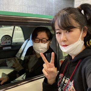 Akiko Higashimura Instagram - まずは秋元康さん！！
あとで秋元さんと写真撮ろ〜♪とのんびりしてたら、トークショーのあとすぐお帰りになるってことで慌てて撮りました💦結果、怪しいファンのようになってしまいました‥

#エンジン01#秋元康#東村アキコ#東家パー子