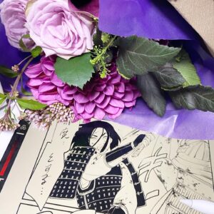 Akiko Higashimura Instagram - 雪花の虎最終回、描き上げた瞬間アシスタントさんが花束とイカの一夜干しをくれました！！ありがとう！！読者の皆さんも新潟の福原さん、スピリッツ編集さん、おっくん、皆さんのおかげでなんとか描き切りました！！ありがとうございました！#東村アキコ #higashimuraakiko #海月姫 #東京タラレバ娘 #かくかくしかじか #ママはテンパリスト #美食探偵明智五郎  #雪花の虎 #着物#偽装不倫
