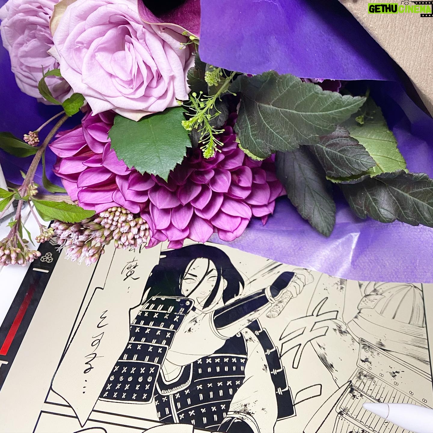 Akiko Higashimura - 1.8K Likes - 雪花の虎最終回、描き上げた瞬間アシスタントさんが花束とイカの一夜干しをくれました!!ありがとう!!読者の皆さんも新潟の福原さん、スピリッツ編集さん、おっくん、皆さんのおかげでなんとか描き切りました!!ありがとうございました!#東村アキコ #higashimuraakiko #海月姫 #東京タラレバ娘 #かくかくしかじか #ママはテンパリスト #美食探偵明智五郎 #雪花の虎 #着物#偽装不倫