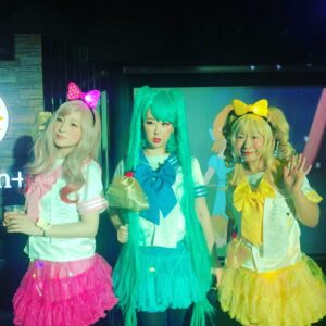 Akiko Higashimura Instagram - 昨日は東村プロ恒例のハロウィンパーティでした‥  キララとまさみさんと仮装で仮想の昭和生まれ声優アイドルユニットの仮装やって、眼鏡の男の子を歌って踊ってきました‥  ゼエゼエ
#東村アキコ #higashimuraakiko #海月姫 #東京タラレバ娘 #かくかくしかじか #ママはテンパリスト #美食探偵明智五郎  #雪花の虎 #着物#偽装不倫#虹組キララ#アンチックラバーズ