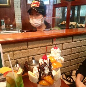 Akiko Higashimura Instagram - アシさんと喫茶店行ったらコロナ対策で席分かれさせられて、アシさんが若いからパフェを頼んでるのを羨ましく見てるところをアシさんが撮った写真です
#東村アキコ #higashimuraakiko #海月姫 #東京タラレバ娘 #かくかくしかじか #ママはテンパリスト #美食探偵明智五郎  #雪花の虎 #着物#偽装不倫#パフェ