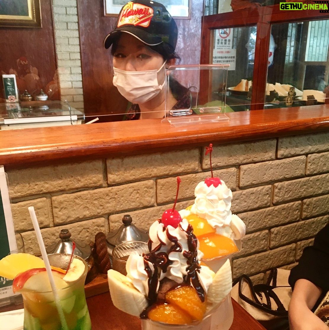 Akiko Higashimura - 1.8K Likes - アシさんと喫茶店行ったらコロナ対策で席分かれさせられて、アシさんが若いからパフェを頼んでるのを羨ましく見てるところをアシさんが撮った写真です
#東村アキコ #higashimuraakiko #海月姫 #東京タラレバ娘 #かくかくしかじか #ママはテンパリスト #美食探偵明智五郎 #雪花の虎 #着物#偽装不倫#パフェ
