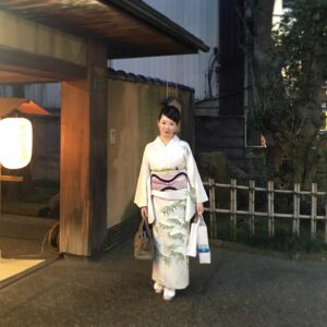 Akiko Higashimura Instagram - 今日は金沢で金沢ステキ男子コンテストの表彰式でした、ファンの方に差し入れもらって金沢市役所の観光課のかたと打ち上げに行く途中にたまたまあった打ち上げ会場の居酒屋さんとは違う店の前で一枚‥金沢ぽくていい写真だなー　せんださんはじめみなさん本当に三年間ありがとうございました！
#東村アキコ #higashimuraakiko #海月姫 #東京タラレバ娘 #かくかくしかじか #ママはテンパリスト #美食探偵明智五郎  #雪花の虎 #着物#偽装不倫#ステキ男子コンテスト#金沢#着物#このあとチェーンの居酒屋に行った#祇園斎藤