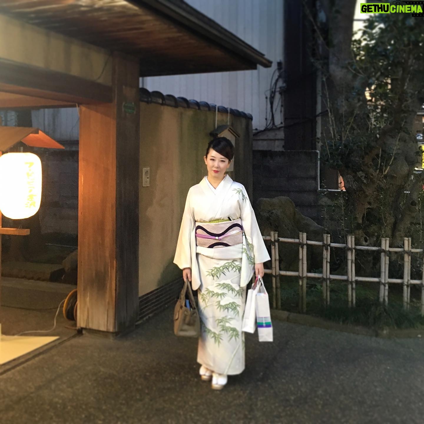 Akiko Higashimura - 1.2K Likes - 今日は金沢で金沢ステキ男子コンテストの表彰式でした、ファンの方に差し入れもらって金沢市役所の観光課のかたと打ち上げに行く途中にたまたまあった打ち上げ会場の居酒屋さんとは違う店の前で一枚‥金沢ぽくていい写真だなー せんださんはじめみなさん本当に三年間ありがとうございました!
#東村アキコ #higashimuraakiko #海月姫 #東京タラレバ娘 #かくかくしかじか #ママはテンパリスト #美食探偵明智五郎 #雪花の虎 #着物#偽装不倫#ステキ男子コンテスト#金沢#着物#このあとチェーンの居酒屋に行った#祇園斎藤