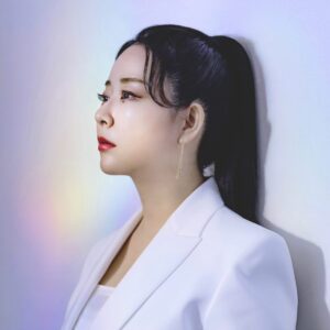 Akiko Higashimura Instagram - 文春オンラインのインタビューざひ読んでみてください〜！
メイクさんスタイリストさんカメラマンさんありがとうごさいました✨

#文春オンライン　＃bunshun.jp 
#私のことを憶えていますか
#東村アキコ #higashimuraakiko #海月姫 #東京タラレバ娘 #かくかくしかじか #ママはテンパリスト #美食探偵明智五郎  #雪花の虎 #着物#偽装不倫