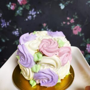 Akiko Higashimura Instagram - 雪虎の最終回ってことで差し入れでスピリッツ編集部から頂いたケーキ！！私の塗るカラーの色味っぽいやつだそうです！確かに私はいつもこういう色で塗る‥ 
他にもたくさんいろんなケーキありました！最近のケーキすごいなあ‥
#東村アキコ #higashimuraakiko #海月姫 #東京タラレバ娘 #かくかくしかじか #ママはテンパリスト #美食探偵明智五郎  #雪花の虎 #着物#偽装不倫#ケーキ#マリリッサ表参道