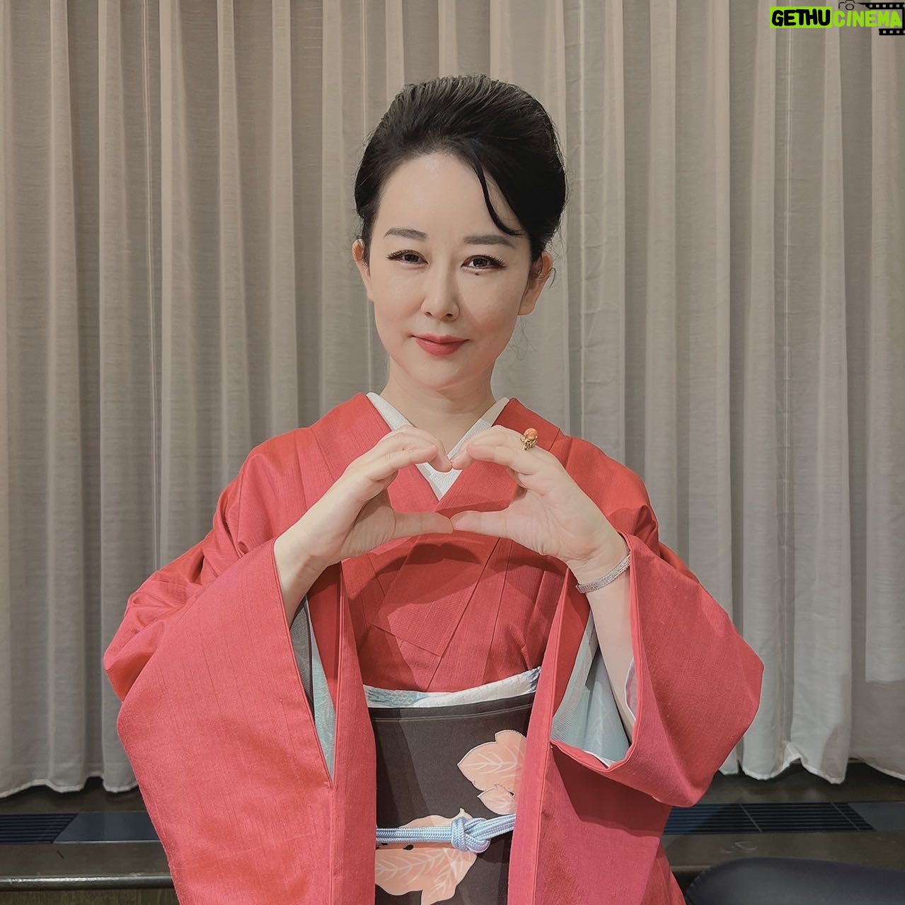 Akiko Higashimura - 1.7K Likes - neo美人画展、無事終了いたしました〜✨
スッキリの放送後、なんと毎日千人以上のお客様が来てくださって大盛況でした、本当にありがとうございました。美人画は漫画の連載の合間にこれからもコツコツ書き溜めて年に一度は皆さんに披露できるよう頑張ります!
サイン会の日の着物はイトカワさんのショッキングピンクの紬にぎをん齋藤さんの牡丹の帯でした!
#東村アキコ #higashimuraakiko #neo美人画2022#海月姫 #東京タラレバ娘 #かくかくしかじか #ママはテンパリスト #美食探偵明智五郎 #雪花の虎 #イトカワ#ぎをん齋藤