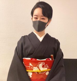 Akiko Higashimura Instagram - 今日のコーディネート、黒い紬に真っ赤な帯！雨の日はこういうのがいいんですよね〜

#東村アキコ#Neo美人画展#ごふく美馬#イトカワ
