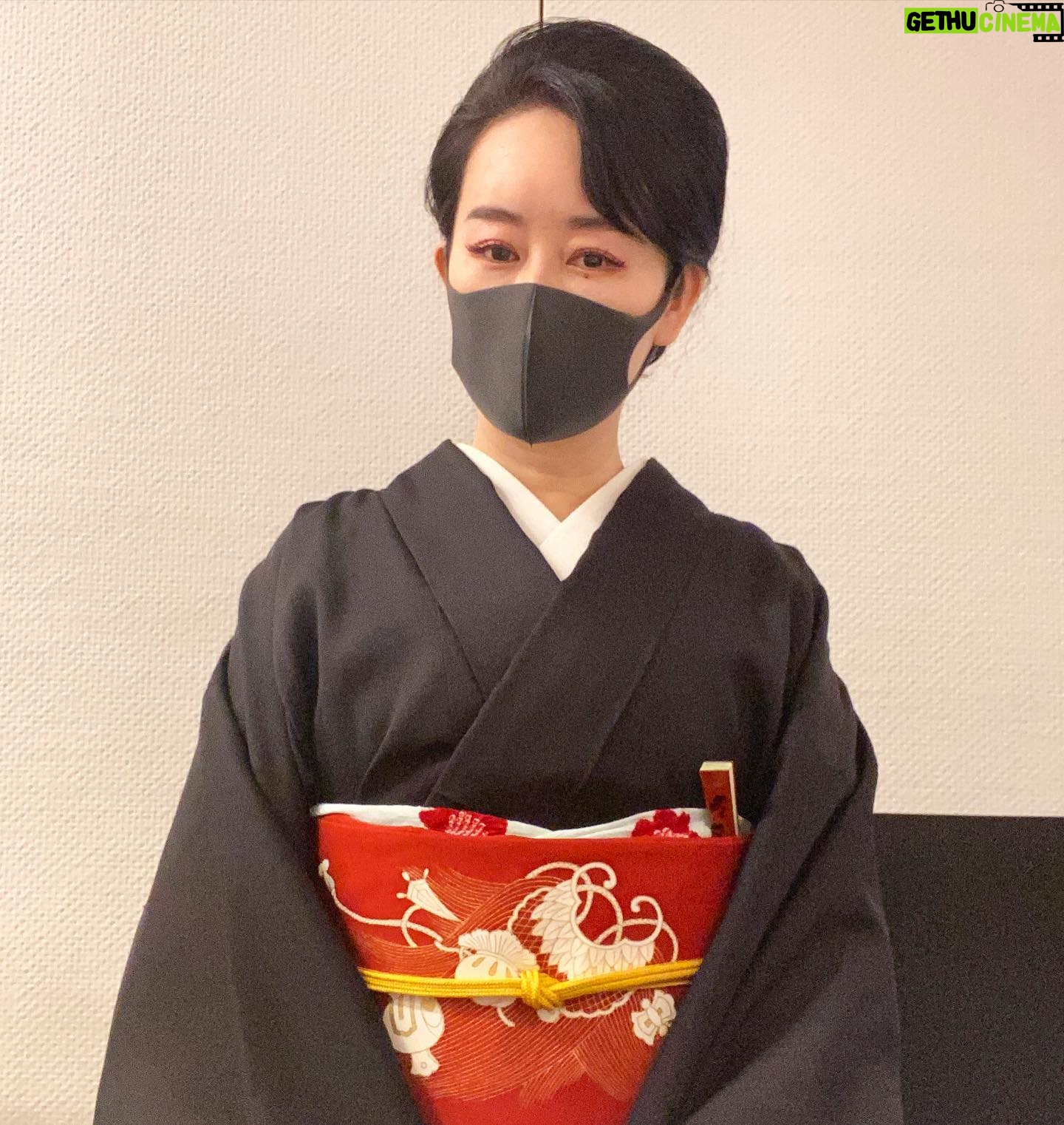 Akiko Higashimura - 1.2K Likes - 今日のコーディネート、黒い紬に真っ赤な帯!雨の日はこういうのがいいんですよね〜
#東村アキコ#Neo美人画展#ごふく美馬#イトカワ