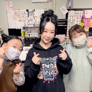 Akiko Higashimura Instagram - 明日、王様のブランチに13時頃から出ます。仕事場にニッチェが来てくれました！日韓同時連載の縦スクロール漫画「私のことを憶えていますか」についてお話しました！

#私のことを憶えていますか　#ピッコマ　#文藝春秋　#王様のブランチ#東村アキコ #higashimuraakiko #海月姫 #東京タラレバ娘 #かくかくしかじか #ママはテンパリスト #美食探偵明智五郎  #雪花の虎 #着物#偽装不倫