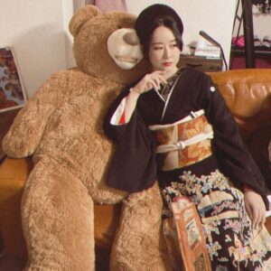 Akiko Higashimura Instagram - 帰ってきてコストコのクマにもたれて一休みしてたら息子が撮ってくれた写真✨

#黒留袖#くま#金唐革