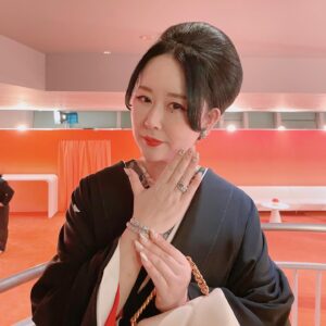 Akiko Higashimura Instagram - 総額いくらなんだろう‥というブルガリの総ダイヤ&エメラルドの、蛇のプレスレッドとイヤリングと、四角いダイヤのリングを着物に合わせて付けさせていただきました〜！！！！

@bulgari
#Bvlgari
#AvroraAwards
#InspiringWomen