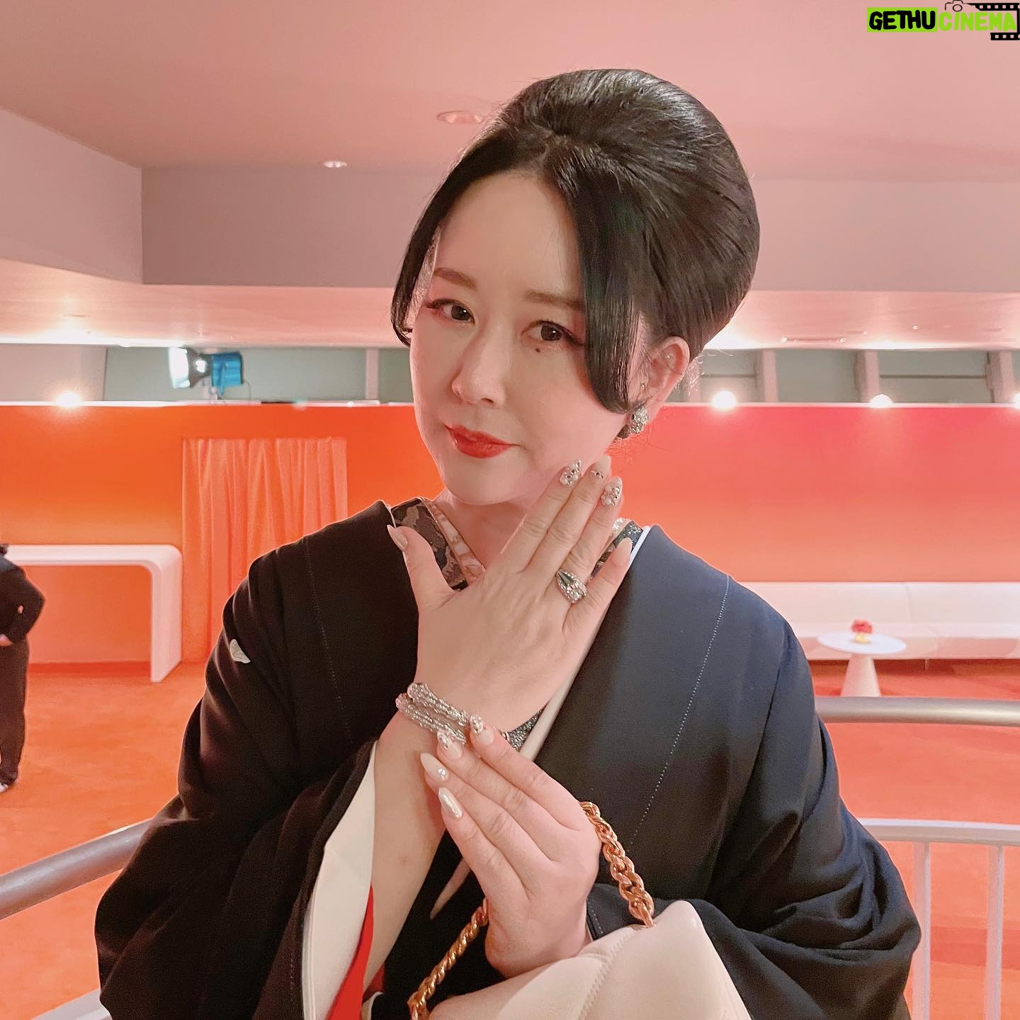 Akiko Higashimura - 1.9K Likes - 総額いくらなんだろう‥というブルガリの総ダイヤ&エメラルドの、蛇のプレスレッドとイヤリングと、四角いダイヤのリングを着物に合わせて付けさせていただきました〜!!!!
@bulgari
#Bvlgari
#AvroraAwards
#InspiringWomen