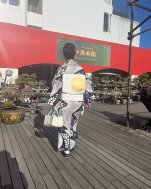 Akiko Higashimura Instagram - NEO美人画展やってる隣の屋上に盆栽屋さんがある！

辻が花に満月の染め帯
#neo美人画2023 #ごふく美馬