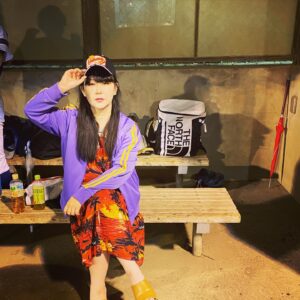 Akiko Higashimura Instagram - パラパラ雨だったけどアシさんの草野球の試合を観戦してきました　涼しくてよかった！
#東村アキコ #higashimuraakiko #海月姫 #東京タラレバ娘 #かくかくしかじか #ママはテンパリスト #美食探偵明智五郎  #雪花の虎 #着物#偽装不倫#私のことを憶えていますか