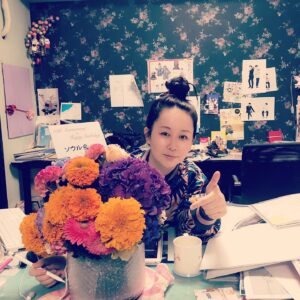 Akiko Higashimura Instagram - もう、44歳かー！いや、まだ44か！すっぴんですいません、お花見ながら〆切頑張ります！#東村アキコ #higashimuraakiko #海月姫 #東京タラレバ娘 #かくかくしかじか #ママはテンパリスト #美食探偵明智五郎  #雪花の虎 #着物#偽装不倫