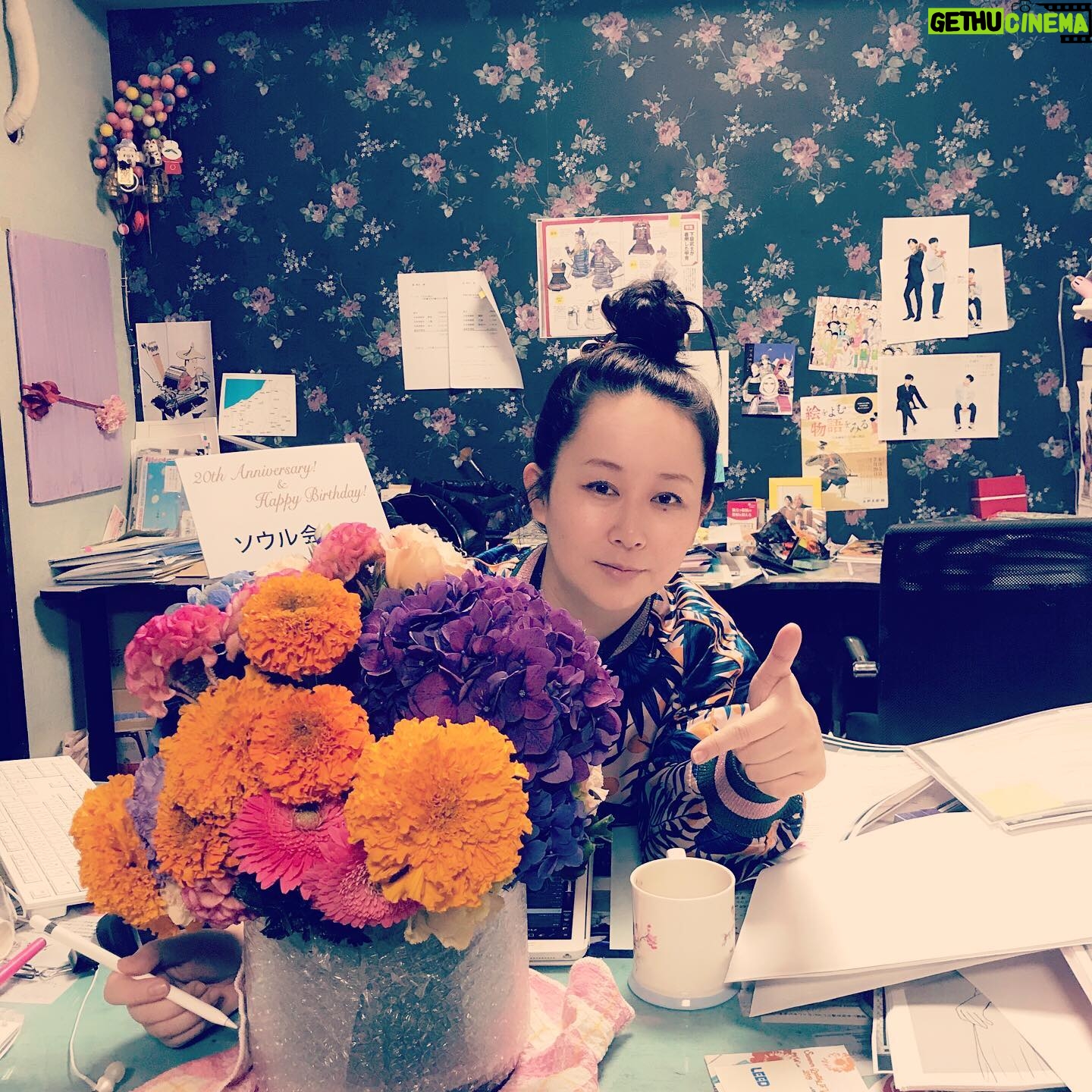 Akiko Higashimura - 1.7K Likes - もう、44歳かー!いや、まだ44か!すっぴんですいません、お花見ながら〆切頑張ります!#東村アキコ #higashimuraakiko #海月姫 #東京タラレバ娘 #かくかくしかじか #ママはテンパリスト #美食探偵明智五郎 #雪花の虎 #着物#偽装不倫