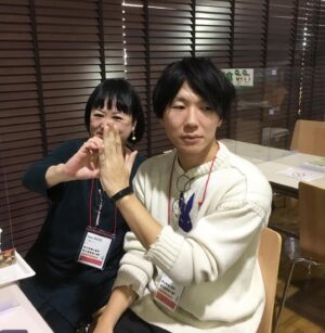 Akiko Higashimura Instagram - 中瀬ゆかりさんと古市憲寿くんwww
ハートポーズお願いしたら古市くんのツンデレ発動！！！笑
しかし岐阜大学にこんなにみんな集結してるの凄くないですか？
これがエンジン01ですー！

#中瀬ゆかり#古市憲寿#岐阜#エンジン01