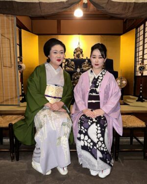 Akiko Higashimura Instagram - 慎太郎ママと

藤の着物は今の季節だけですよね〜
後ろはなんと、志ら玉さんのロビーにあった武者というか、侍というか、とにかく男だけの雛飾りです！びっくりしました　ゲキ渋でした

#懐石料理志ら玉#雛人形#慎太郎ごのみ#銀太郎さんお頼み申す#東村アキコ