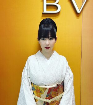 Akiko Higashimura Instagram - 誰やねんって感じなんですけど私です！
プロのメイクさんにやってもらうとこんなに顔違うのか〜笑笑
#東村アキコ #higashimuraakiko #海月姫 #東京タラレバ娘 #かくかくしかじか #ママはテンパリスト #美食探偵明智五郎  #雪花の虎 #着物#偽装不倫#BVLGARI