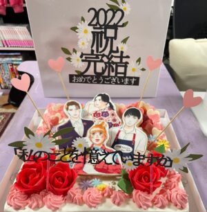 Akiko Higashimura Instagram - ちなみに韓国式のこういう紙の挿すやつも‥すごい！日本でも流行りそう！
アシスタントさんたちにも私が大好きな紫色の花束いただきました。
クッキーはもったいなくてまだ取ってあります🍪

#私のことを憶えていますか
#나를기억하나요 #카카오페이지 #카카오웹툰 #픽코마