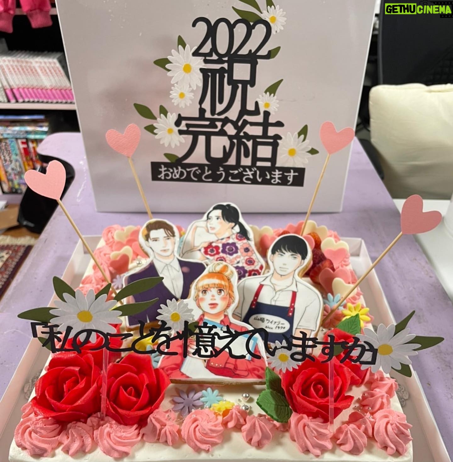 Akiko Higashimura - 2.2K Likes - ちなみに韓国式のこういう紙の挿すやつも‥すごい!日本でも流行りそう!
アシスタントさんたちにも私が大好きな紫色の花束いただきました。
クッキーはもったいなくてまだ取ってあります🍪
#私のことを憶えていますか
#나를기억하나요 #카카오페이지 #카카오웹툰 #픽코마