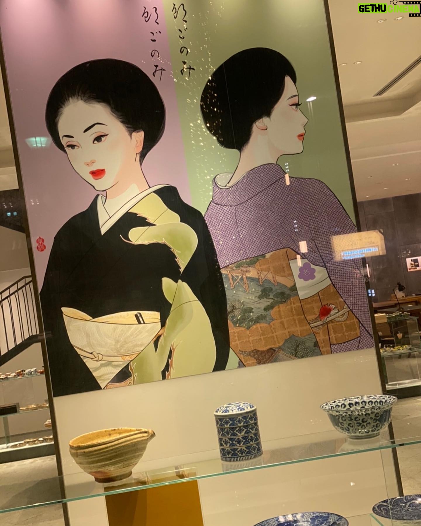 Akiko Higashimura - 1.5K Likes - 六本木ミッドタウンのISETANサローネで開催している慎太郎ごのみ器展にもコラボさせていただいております❤️
慎太郎ママと銀太郎さんでポスターを描かせていただいたら、めっちゃ大きな壁になって外から見えてて、感動しました‥。
こちらは慎太郎ママが選び抜いた素晴らしい器の展示(売ってます)なのですが、私の絵も4枚出品させていただいてます、なんと「地獄太夫」の絵です。なかなか迫力なのでお近くにいらした際は覗いていってください〜✨
#東村アキコ#銀太郎さんお頼み申す#慎太郎ママ#ISETANサローネ#慎太郎ごのみ