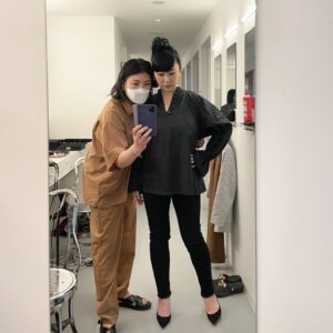 Akiko Higashimura Instagram - スッキリのときに着た服、贅沢にもお友達のスタイリスト&デザイナーの斎藤くみちゃんにお願いしてしまいました‥わたおぼの担当編集さんがくみちゃんのファンで当日びっくりしてました。そんで、くみちゃんの作ってるお洋服ブランドの、N.O.R.Cの、このパンツすごい！！！ぎゅむーっとほどよく締め付けてラインが綺麗で、足がめちゃくちゃ細く見える！！天才！私みたいな年齢の、体型もゆるんできた（元から?）人間にとっては、テレビに出るのってほんとにどう体型ごまかすかって感じなんだけど、くみちゃんはそこをクリアした上でさらに素敵に、気分が上がるお洋服を着せてくれます。スタイリストさんって素晴らしい仕事だなって感動した日でした。

#斎藤くみ#スッキリ#norc #東村アキコ #higashimuraakiko #海月姫 #東京タラレバ娘 #かくかくしかじか #ママはテンパリスト #美食探偵明智五郎  #雪花の虎 #着物#偽装不倫