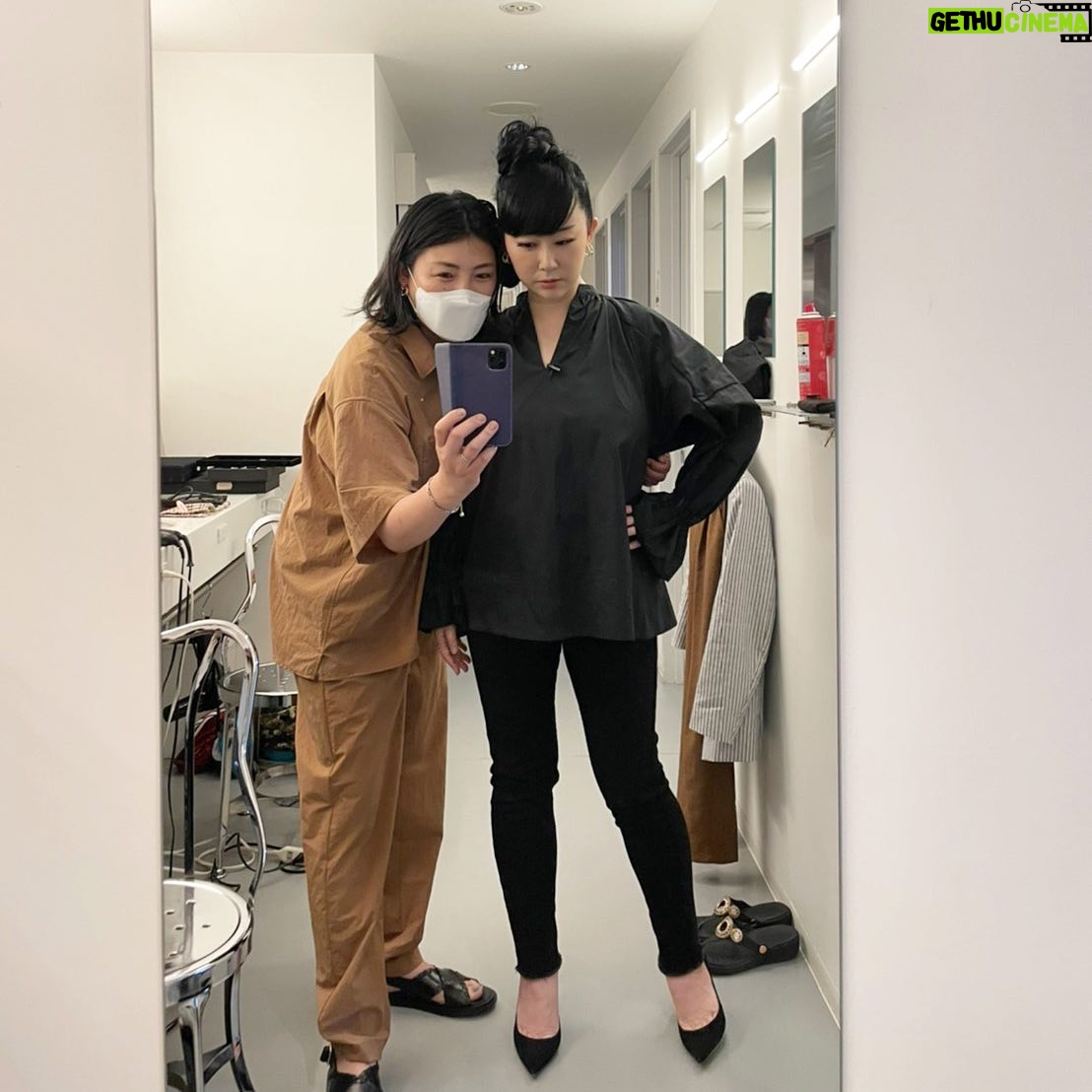 Akiko Higashimura - 1.9K Likes - スッキリのときに着た服、贅沢にもお友達のスタイリスト&デザイナーの斎藤くみちゃんにお願いしてしまいました‥わたおぼの担当編集さんがくみちゃんのファンで当日びっくりしてました。そんで、くみちゃんの作ってるお洋服ブランドの、N.O.R.Cの、このパンツすごい!!!ぎゅむーっとほどよく締め付けてラインが綺麗で、足がめちゃくちゃ細く見える!!天才!私みたいな年齢の、体型もゆるんできた(元から?)人間にとっては、テレビに出るのってほんとにどう体型ごまかすかって感じなんだけど、くみちゃんはそこをクリアした上でさらに素敵に、気分が上がるお洋服を着せてくれます。スタイリストさんって素晴らしい仕事だなって感動した日でした。
#斎藤くみ#スッキリ#norc #東村アキコ #higashimuraakiko #海月姫 #東京タラレバ娘 #かくかくしかじか #ママはテンパリスト #美食探偵明智五郎 #雪花の虎 #着物#偽装不倫