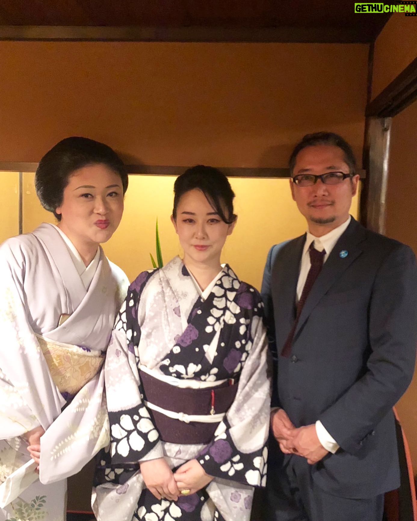 Akiko Higashimura - 1.8K Likes - 慎太郎ママと、陶芸家の加藤亮太郎さんと
着物は、珍しい紬の絞りの辻ヶ花です
辻ヶ花、今まで持ってなかったんですけどこの辻ヶ花はなんかめちゃくちゃ素敵だなーと思って‥初めて着たんですが軽くてふわっとしててめちゃくちゃ気に入りました😭😭
#幸兵衛窯#加藤亮太郎#慎太郎ごのみ#懐石料理志ら玉#銀太郎参加お頼み申す#ごふく美馬#辻ヶ花#東村アキコ#名古屋