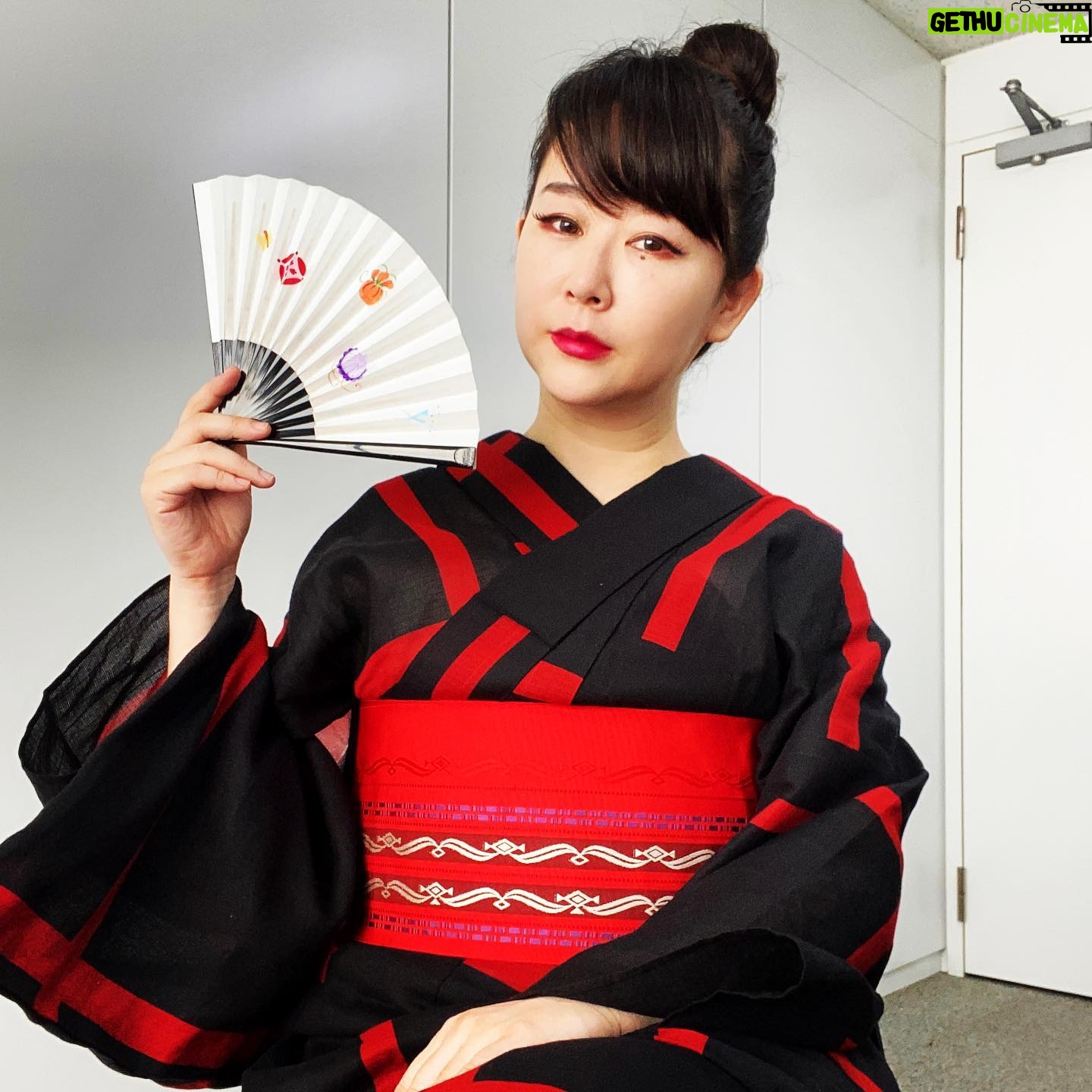 Akiko Higashimura - 2K Likes - 先週の写真ですが、ニブンノゴの宮地さんとのドラマ好き対談の取材受けてきました〜
#東村アキコ #higashimuraakiko #海月姫 #東京タラレバ娘 #かくかくしかじか #ママはテンパリスト #美食探偵明智五郎 #雪花の虎 #着物#偽装不倫#浴衣#イトカワ#ニブンノゴ