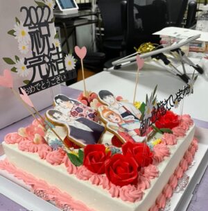 Akiko Higashimura Instagram - ちなみに韓国式のこういう紙の挿すやつも‥すごい！日本でも流行りそう！
アシスタントさんたちにも私が大好きな紫色の花束いただきました。
クッキーはもったいなくてまだ取ってあります🍪

#私のことを憶えていますか
#나를기억하나요 #카카오페이지 #카카오웹툰 #픽코마