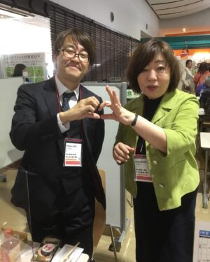 Akiko Higashimura Instagram - 林真理子さんと羽生善治さんのお昼ご飯中にポーズお願いしました💦
コロナで2年延期になった岐阜のエンジン、やっと実現しましたね〜✨

#エンジン01#岐阜#林真理子#羽生善治