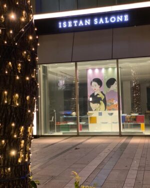 Akiko Higashimura Instagram - 六本木ミッドタウンのISETANサローネで開催している慎太郎ごのみ器展にもコラボさせていただいております❤️

慎太郎ママと銀太郎さんでポスターを描かせていただいたら、めっちゃ大きな壁になって外から見えてて、感動しました‥。
こちらは慎太郎ママが選び抜いた素晴らしい器の展示（売ってます）なのですが、私の絵も4枚出品させていただいてます、なんと「地獄太夫」の絵です。なかなか迫力なのでお近くにいらした際は覗いていってください〜✨

#東村アキコ#銀太郎さんお頼み申す#慎太郎ママ#ISETANサローネ#慎太郎ごのみ