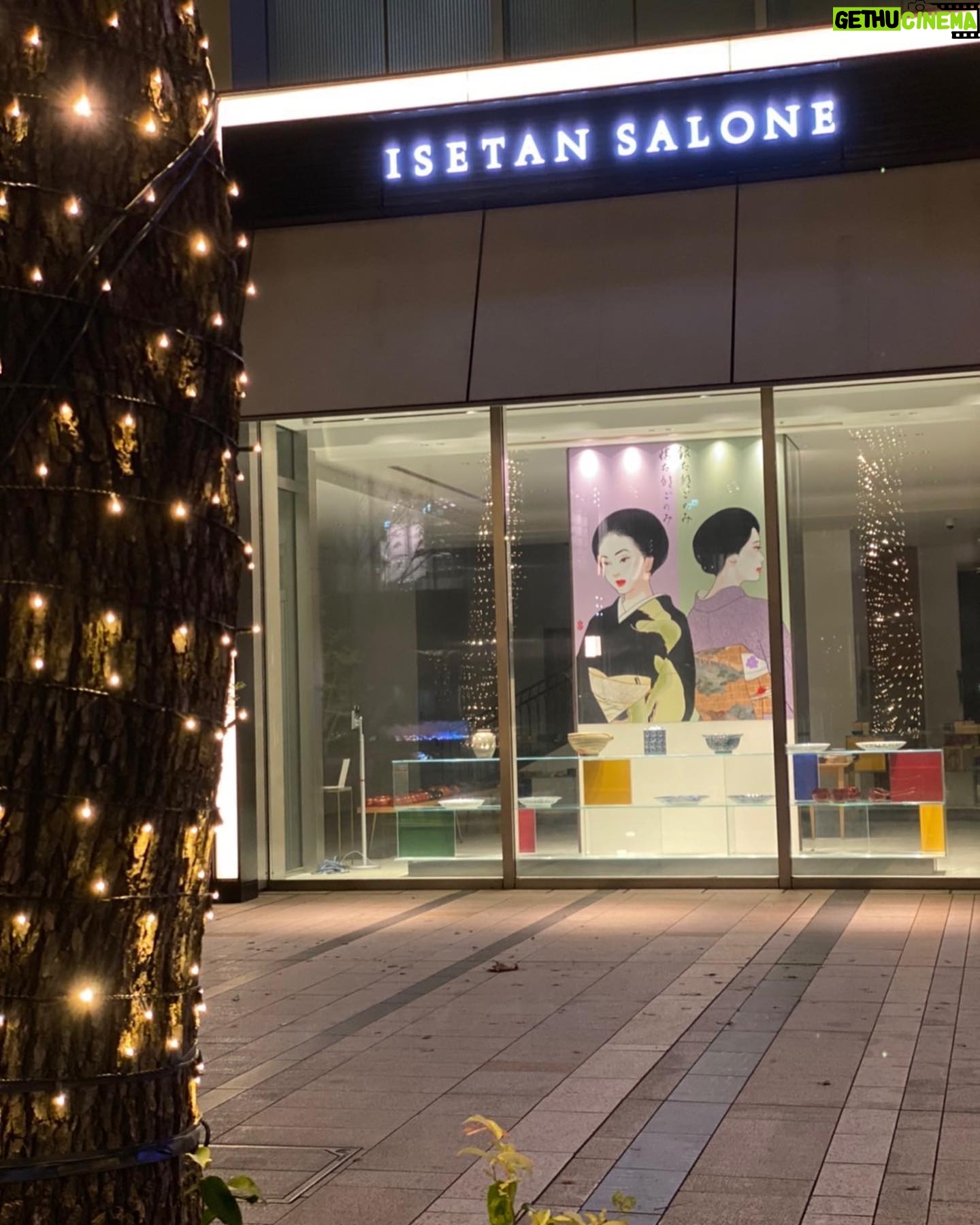 Akiko Higashimura - 1.5K Likes - 六本木ミッドタウンのISETANサローネで開催している慎太郎ごのみ器展にもコラボさせていただいております❤️
慎太郎ママと銀太郎さんでポスターを描かせていただいたら、めっちゃ大きな壁になって外から見えてて、感動しました‥。
こちらは慎太郎ママが選び抜いた素晴らしい器の展示(売ってます)なのですが、私の絵も4枚出品させていただいてます、なんと「地獄太夫」の絵です。なかなか迫力なのでお近くにいらした際は覗いていってください〜✨
#東村アキコ#銀太郎さんお頼み申す#慎太郎ママ#ISETANサローネ#慎太郎ごのみ