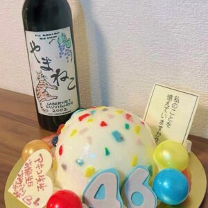 Akiko Higashimura Instagram - ファンのかたから送られてきた誕生日ケーキ（毎年写真送ってくれます）
なんと、私のことを憶えていますかの、スーパーボールのケーキと、ワイン！！！wwww凄すぎます！ありがとう！

#東村プロアベンジャーズ#私のことを憶えていますか

#東村アキコ #higashimuraakiko #海月姫 #東京タラレバ娘 #かくかくしかじか #ママはテンパリスト #美食探偵明智五郎  #雪花の虎 #着物#偽装不倫