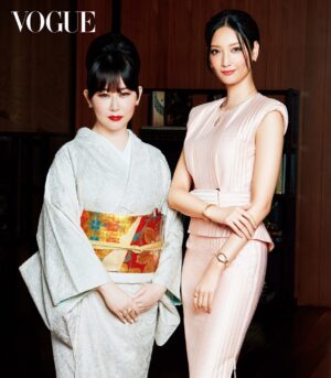 Akiko Higashimura Instagram - ブルガリのアウローラアワードを受賞させていただきました！
今月のVogueに推薦者の菜々緒ちゃんとの対談載ってます❤映像もあるので是非探してみてください~久しぶりに菜々緒ちゃんと会えて嬉しかったです。
着物は自前で汕頭刺繍と金唐革の帯を着て行きました！買っといてよかった✨プロのメイクさんに綺麗にメイクしていただきました!　
一生の記念にします！！！

@bulgariofficial @voguejapan
#avroraawards
#inspiringwomen
#bvlgari　

#東村アキコ #higashimuraakiko #菜々緒 #海月姫 #東京タラレバ娘 #かくかくしかじか #ママはテンパリスト #美食探偵明智五郎 #雪花の虎 #着物#偽装不倫#私のことを憶えていますか