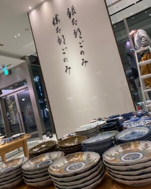 Akiko Higashimura Instagram - 六本木ミッドタウンのISETANサローネで開催している慎太郎ごのみ器展にもコラボさせていただいております❤️

慎太郎ママと銀太郎さんでポスターを描かせていただいたら、めっちゃ大きな壁になって外から見えてて、感動しました‥。
こちらは慎太郎ママが選び抜いた素晴らしい器の展示（売ってます）なのですが、私の絵も4枚出品させていただいてます、なんと「地獄太夫」の絵です。なかなか迫力なのでお近くにいらした際は覗いていってください〜✨

#東村アキコ#銀太郎さんお頼み申す#慎太郎ママ#ISETANサローネ#慎太郎ごのみ