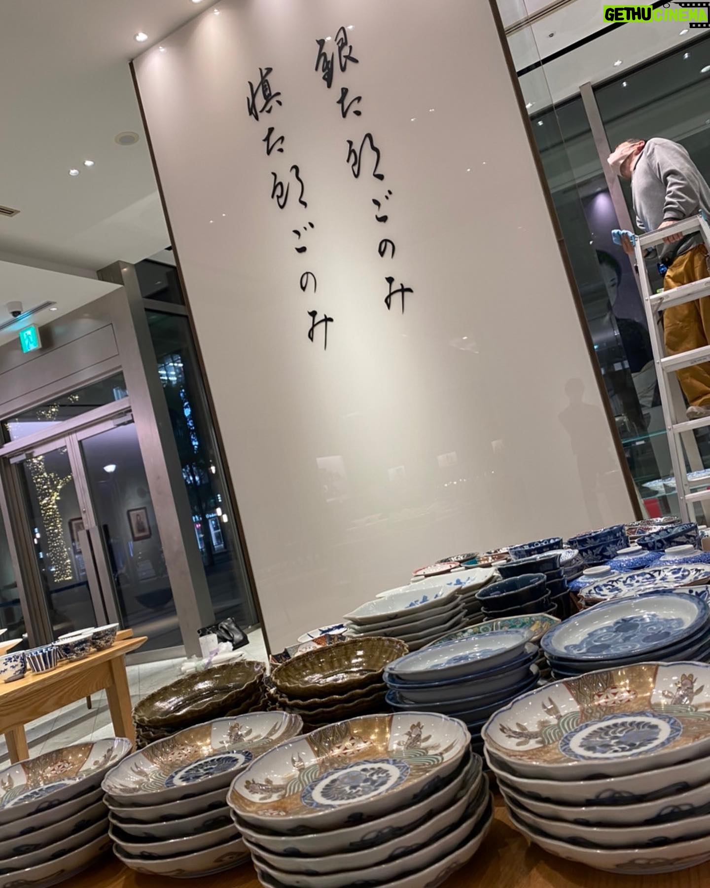 Akiko Higashimura - 1.5K Likes - 六本木ミッドタウンのISETANサローネで開催している慎太郎ごのみ器展にもコラボさせていただいております❤️
慎太郎ママと銀太郎さんでポスターを描かせていただいたら、めっちゃ大きな壁になって外から見えてて、感動しました‥。
こちらは慎太郎ママが選び抜いた素晴らしい器の展示(売ってます)なのですが、私の絵も4枚出品させていただいてます、なんと「地獄太夫」の絵です。なかなか迫力なのでお近くにいらした際は覗いていってください〜✨
#東村アキコ#銀太郎さんお頼み申す#慎太郎ママ#ISETANサローネ#慎太郎ごのみ