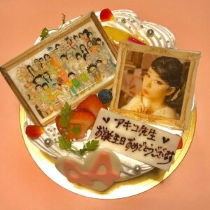 Akiko Higashimura Instagram - あれっ‥今日誕生日か！？毎年恒例ファンのかたからケーキの写真頂いて気がつきました！44歳になりました、健康第一でまだまだ頑張ります！#東村アキコ #higashimuraakiko #海月姫 #東京タラレバ娘 #かくかくしかじか #ママはテンパリスト #美食探偵明智五郎  #雪花の虎 #着物#偽装不倫