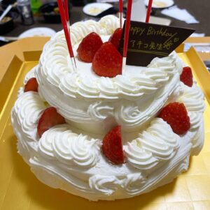 Akiko Higashimura Instagram - 連日ケーキ食べて幸せ！！！！
芸人チームがお祝いしてくれました！！
ありがとう😭😭😭

#東村プロ芸人