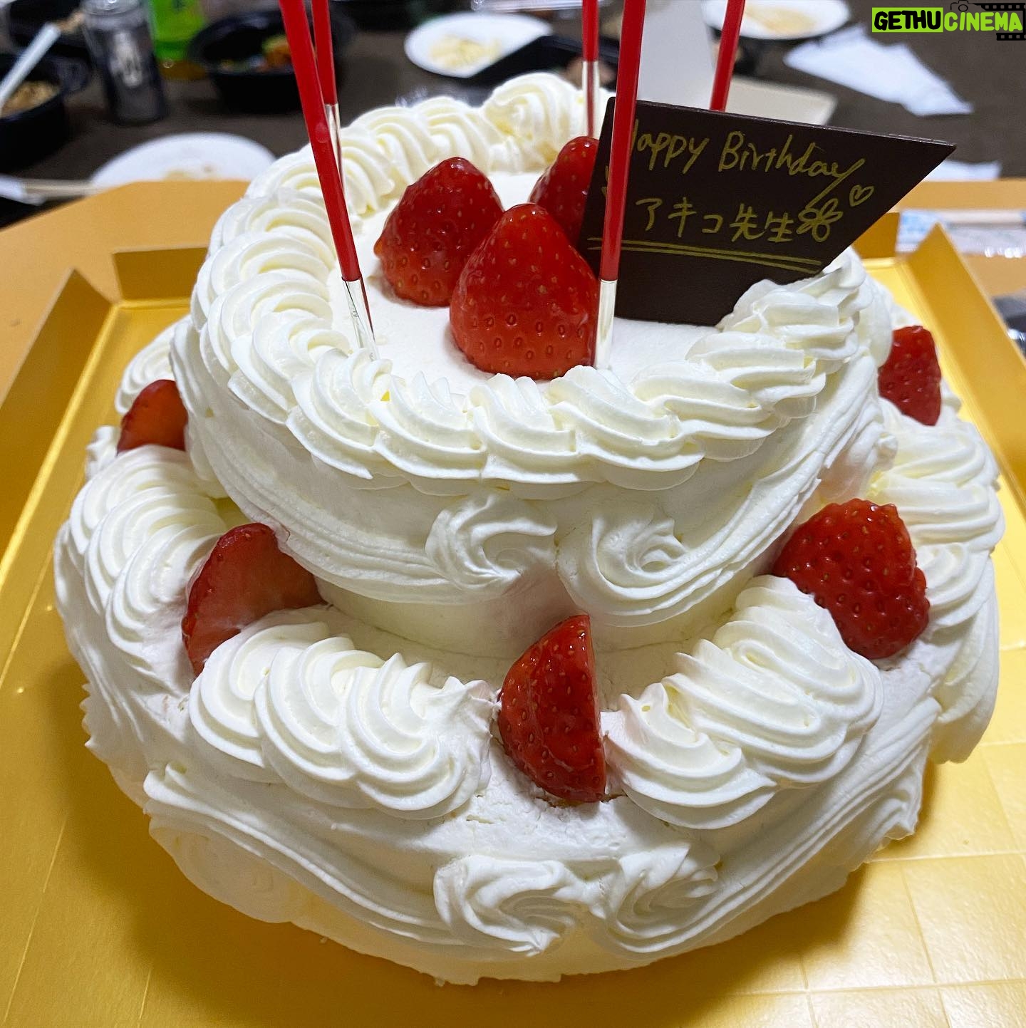 Akiko Higashimura - 1.8K Likes - 連日ケーキ食べて幸せ!!!!
芸人チームがお祝いしてくれました!!
ありがとう😭😭😭
#東村プロ芸人