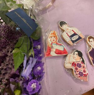 Akiko Higashimura Instagram - ちなみに韓国式のこういう紙の挿すやつも‥すごい！日本でも流行りそう！
アシスタントさんたちにも私が大好きな紫色の花束いただきました。
クッキーはもったいなくてまだ取ってあります🍪

#私のことを憶えていますか
#나를기억하나요 #카카오페이지 #카카오웹툰 #픽코마