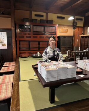 Akiko Higashimura Instagram - 名古屋の懐石料理のお店、志ら玉さんで和文化好きな皆様でのお茶会とお食事会に誘われて、ついでに図々しくも銀太郎さんを手売りしようと思って、そしたらこんな、時代劇の商家の帳場の小上がりそのままのところに場所を作っていただいて‥
みなさんたくさんお買い上げ下さいました、志ら玉さん、参加したみなさま、本当にありがとうございました！

#懐石料理志ら玉#銀太郎さんお頼み申す#ココハナ#ごふく美馬#着物#辻ヶ花