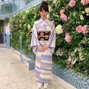Akiko Higashimura Instagram - あさイチスタジオにて！ソーシャルディスタンス収録でしたが楽しかったです！
#東村アキコ #higashimuraakiko #海月姫 #東京タラレバ娘 #かくかくしかじか #ママはテンパリスト #美食探偵明智五郎  #雪花の虎 #着物#偽装不倫#ぎをん齋藤#稲荷神社のキツネさん